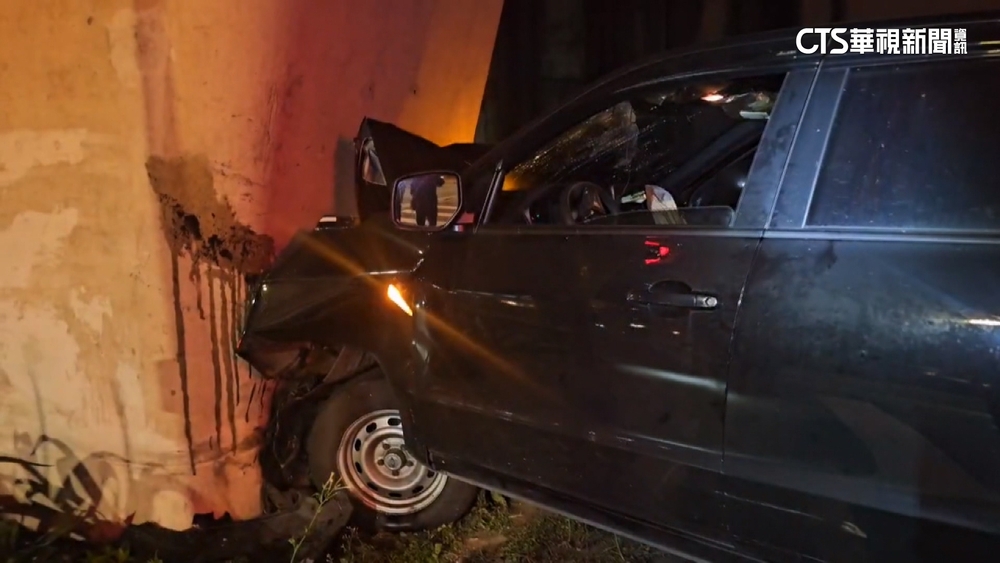 基隆深夜死亡車禍！　轎車撞機車再衝橋墩　駕駛身亡