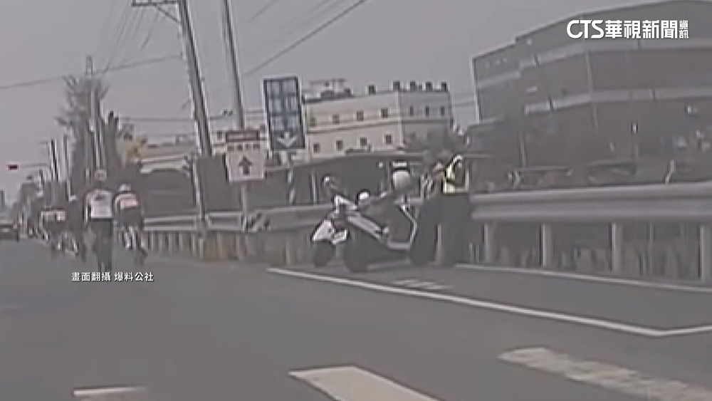 值勤警低頭滑手機無視違規遭質疑！　警方：失職將處分