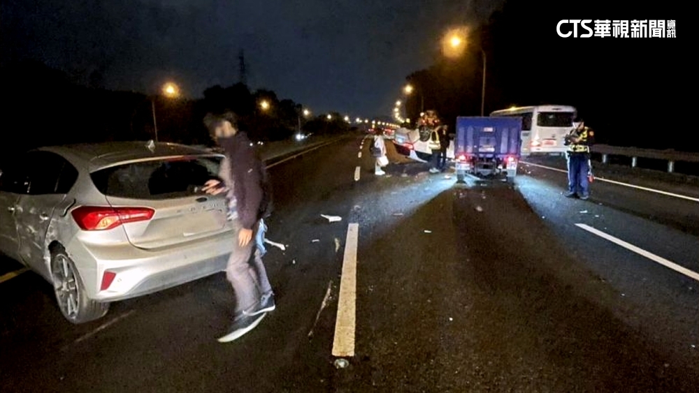 國3木柵段4車連環撞1傷　疑混凝土車變換車道肇禍