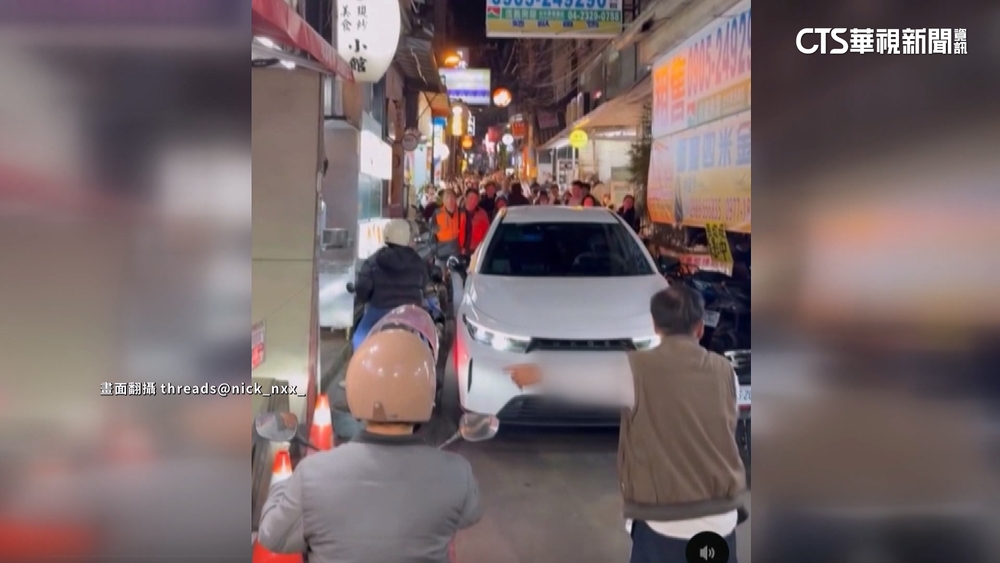 東海炒飯街違停亂象！　車頻闖窄巷　機車.行人全卡死