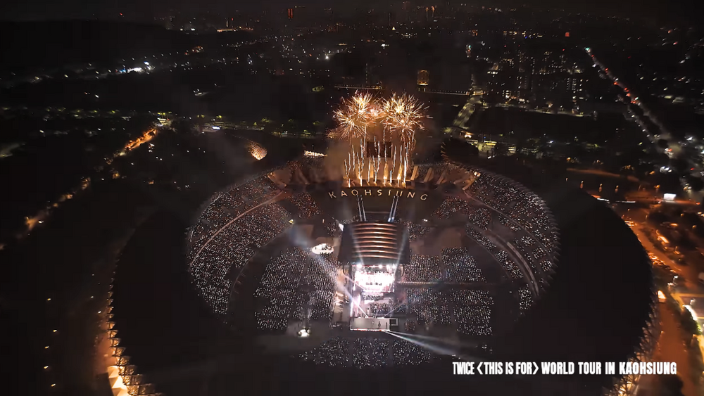 TWICE上傳高雄場「超美燈海+煙火秀」影片　ONCE看哭：走不出世運了