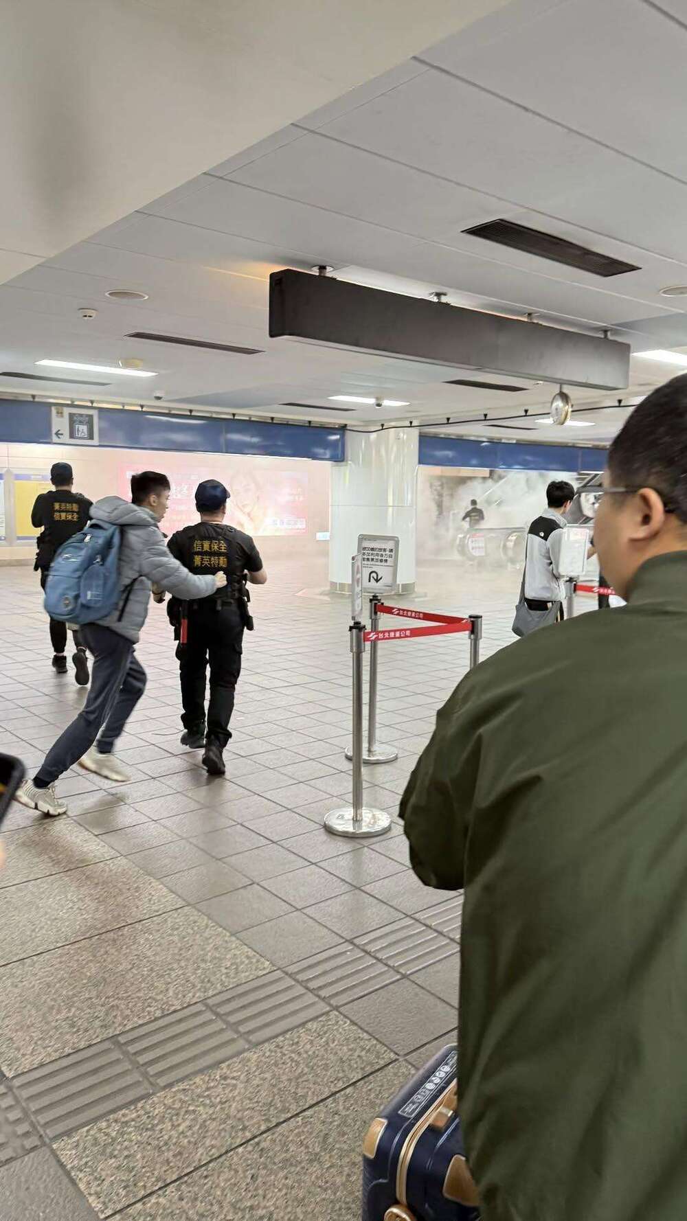 北車M7出口遭扔擲煙霧彈　1民眾受波及