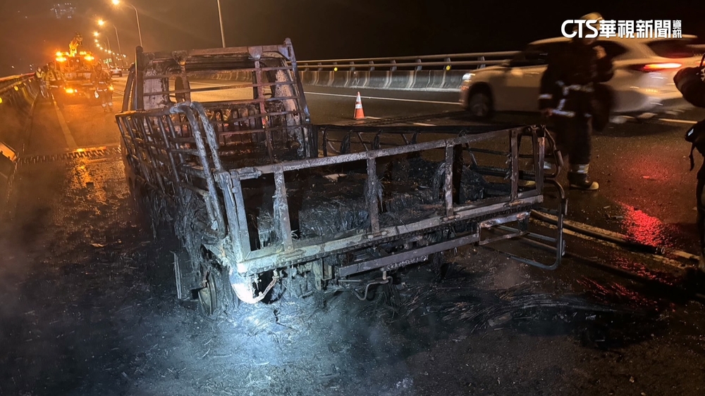 國道一號北上五楊高架橋　載煙火貨車起火