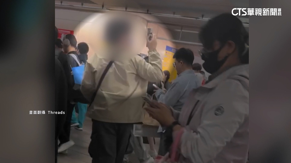 警覺低！接連攻擊煙霧漫　「嫌近在咫尺」民眾淡定拿手機拍