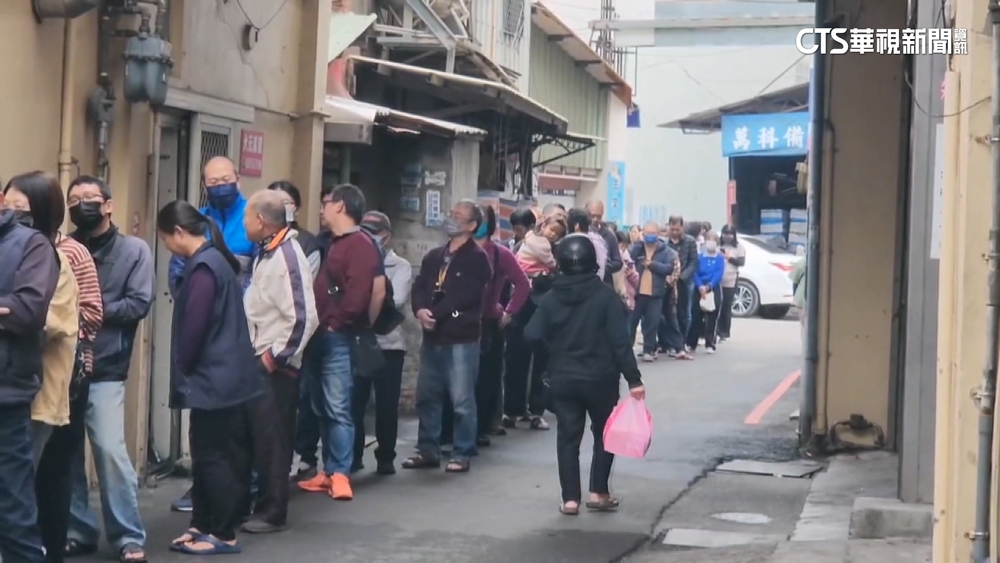 冬至不吃湯圓！麻糬象徵「黏錢」　彰化餅店湧200米人龍