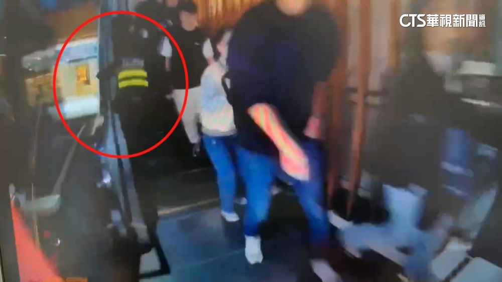 員警衝南西誠品畫面曝！　逆向急跑上手扶梯逮嫌