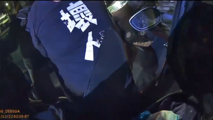 士林夜市出現「壞人哥」持大刀走動！　警火速逮人