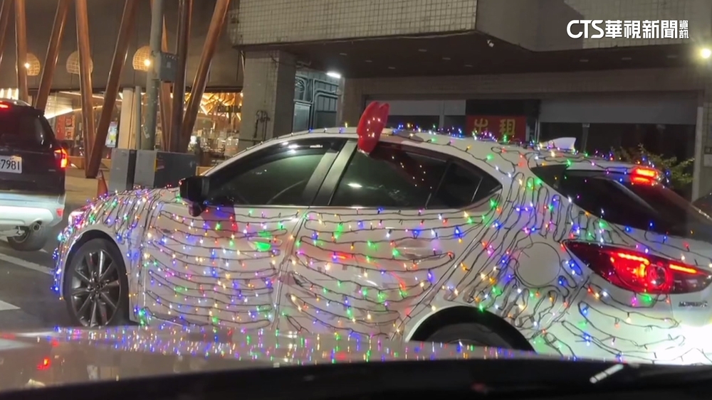 「耶誕麋鹿車」掛滿燈泡出沒台中　警：違規改裝最高罰1800