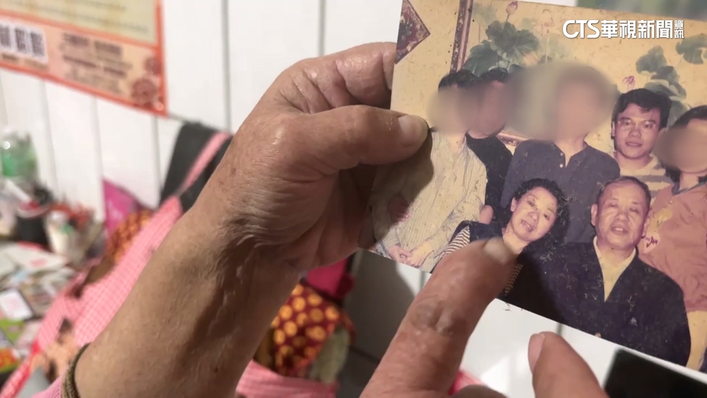 母讚長子余家昶孝順　捧25年前全家福照嘆天人隔