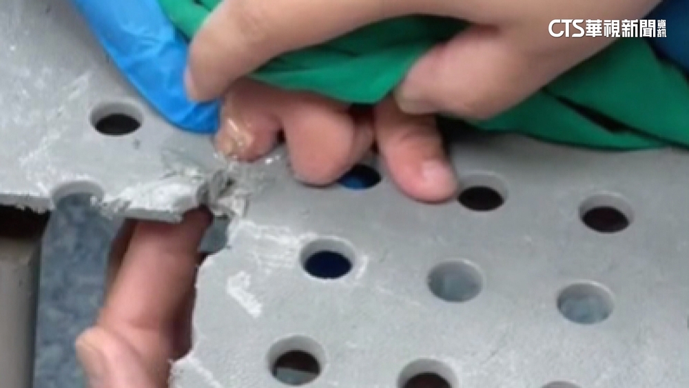 女童手卡洞嚎啕哭！　消防鋸椅30分鐘驚險救援