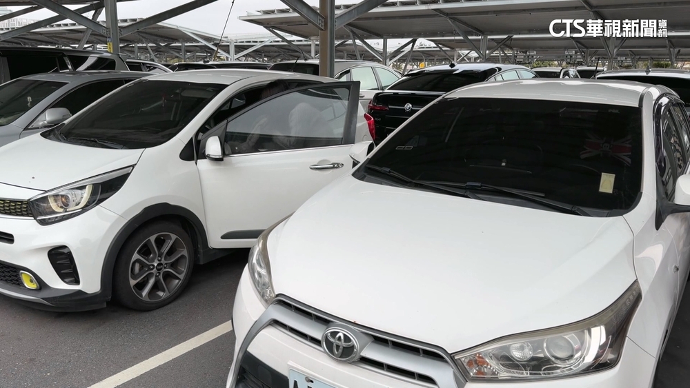 台中三井開車門遇強風撞鄰車！　專家：反手開門較穩