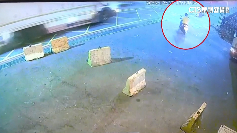 死亡車禍！女騎士右轉捲聯結車底亡　駕駛：反應不及