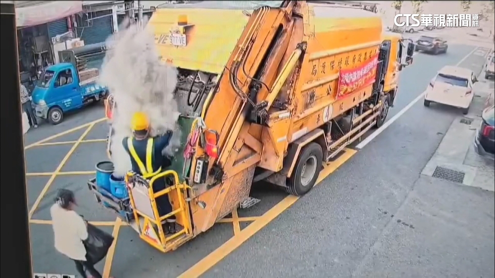 整袋金紙灰丟垃圾車　南投清潔員瞬間遭灰塵淹沒
