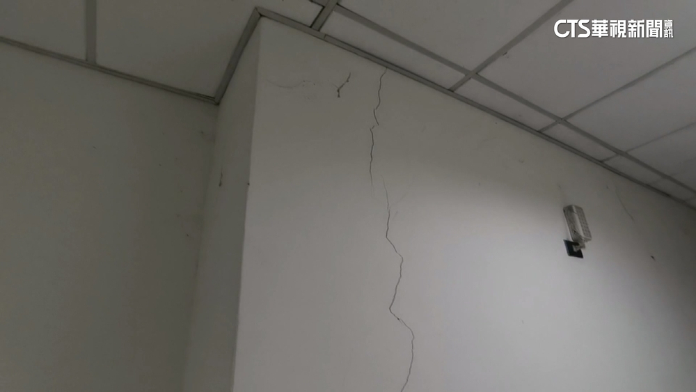 台東體中天花板崩.水管噴裂　學生驚魂：以為地裂開