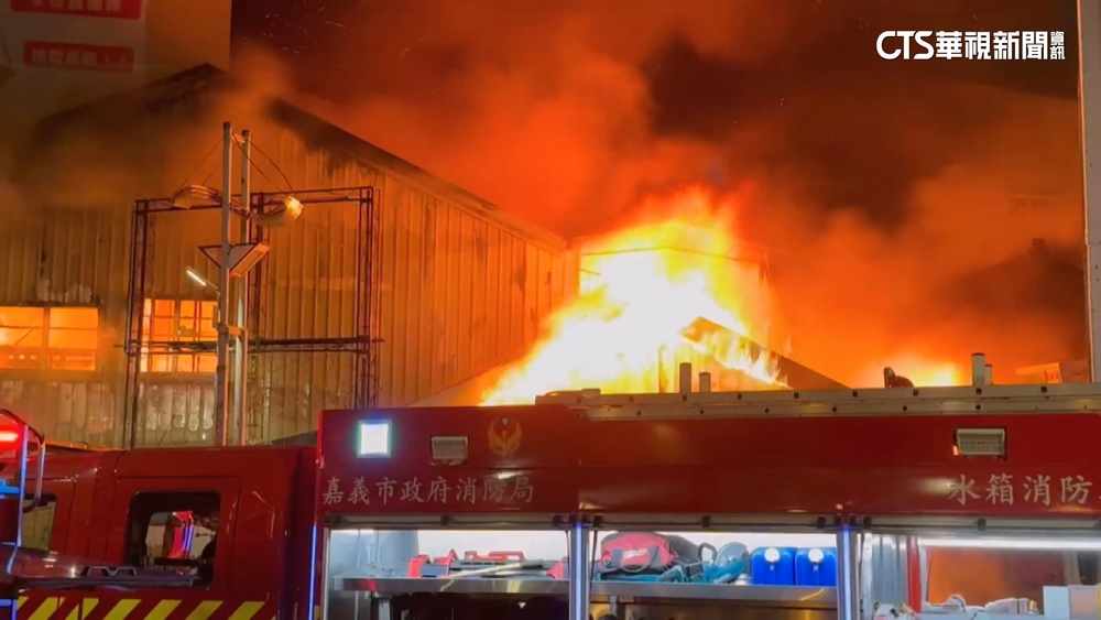 嘉義市疑飲料店起火　波及兩旁共七家店燒毀