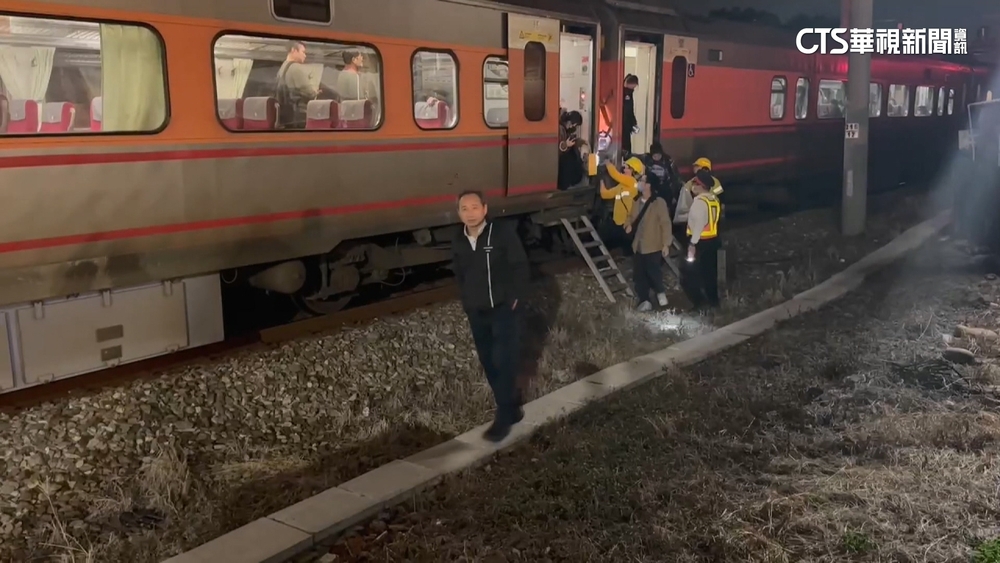 集電弓扯斷電車線　自強號乘客困2小時摸黑走鐵軌疏散