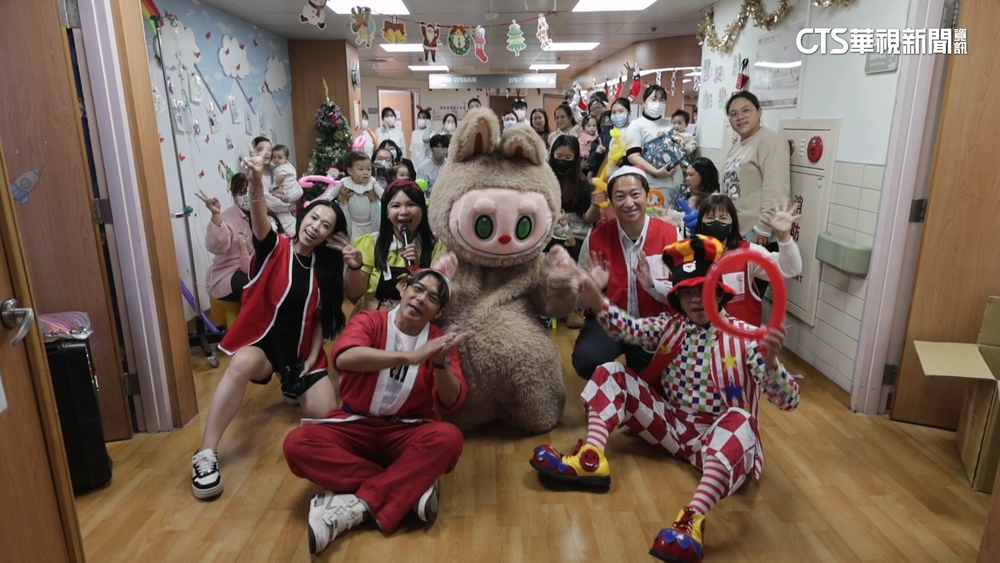 溫馨！耶誕病房送暖　童開心欣賞魔術表演.領禮物