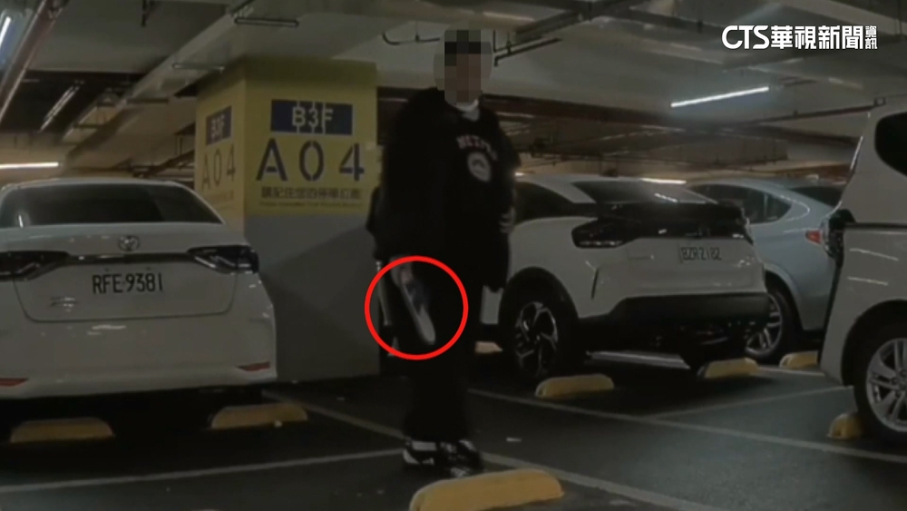 怪異！男徘徊停車場逾1小時「丟藍白拖」　業者：加強巡邏