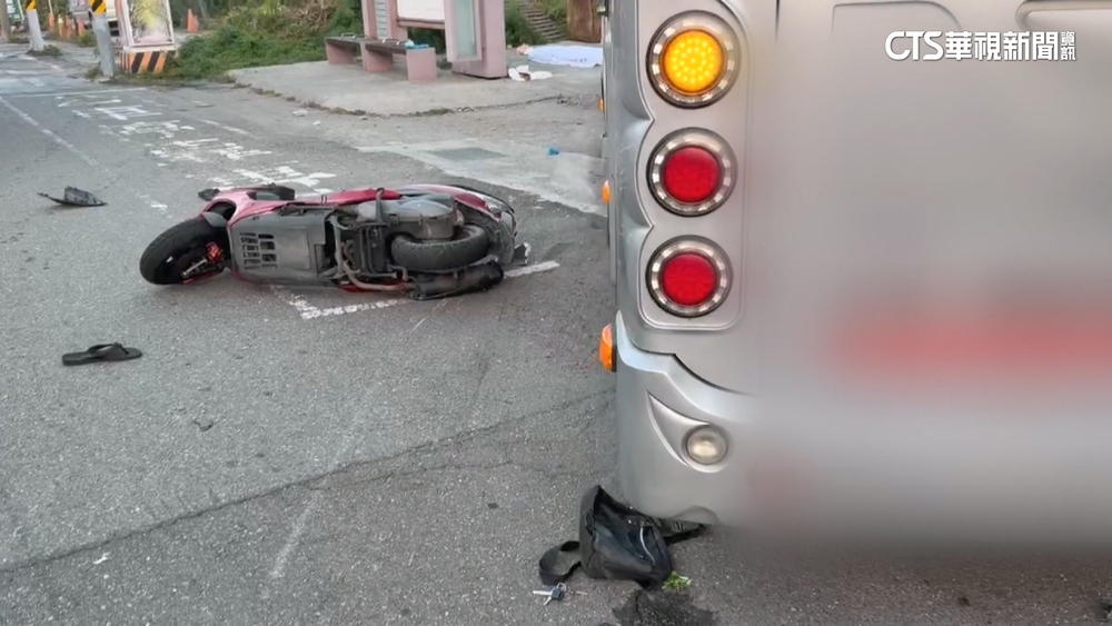 醫院接駁車撞死騎士逆轉　轎車路邊起步先擦撞害慘死