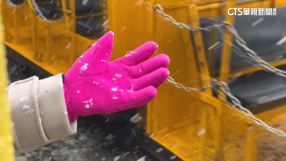 冷氣團發威！　玉山.合歡山降雪　登山客超驚喜