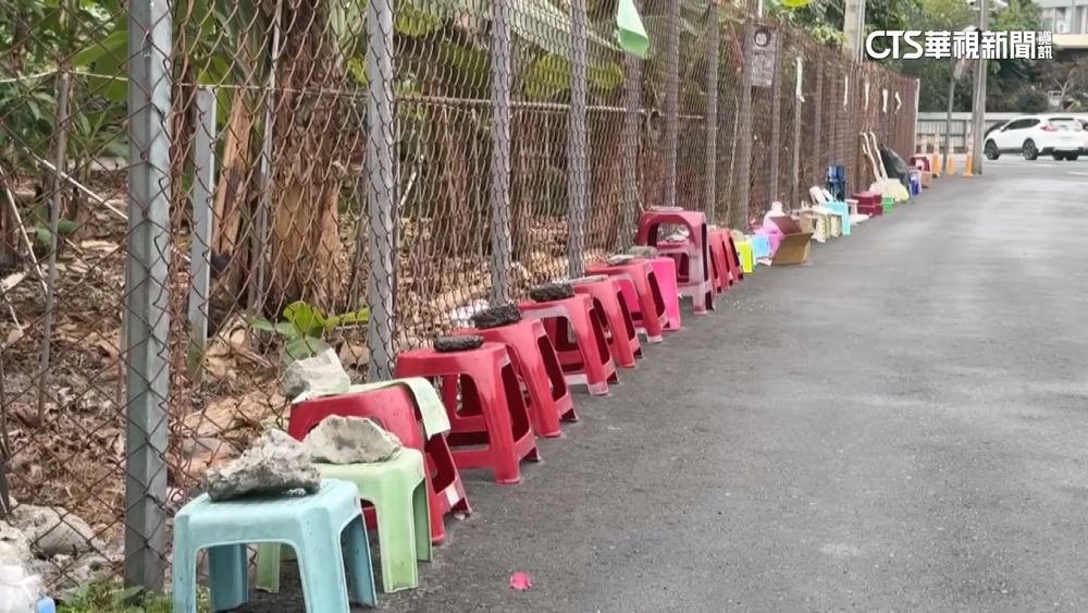 紫南宮馬年錢母元旦發放　民眾6天前置板凳排隊