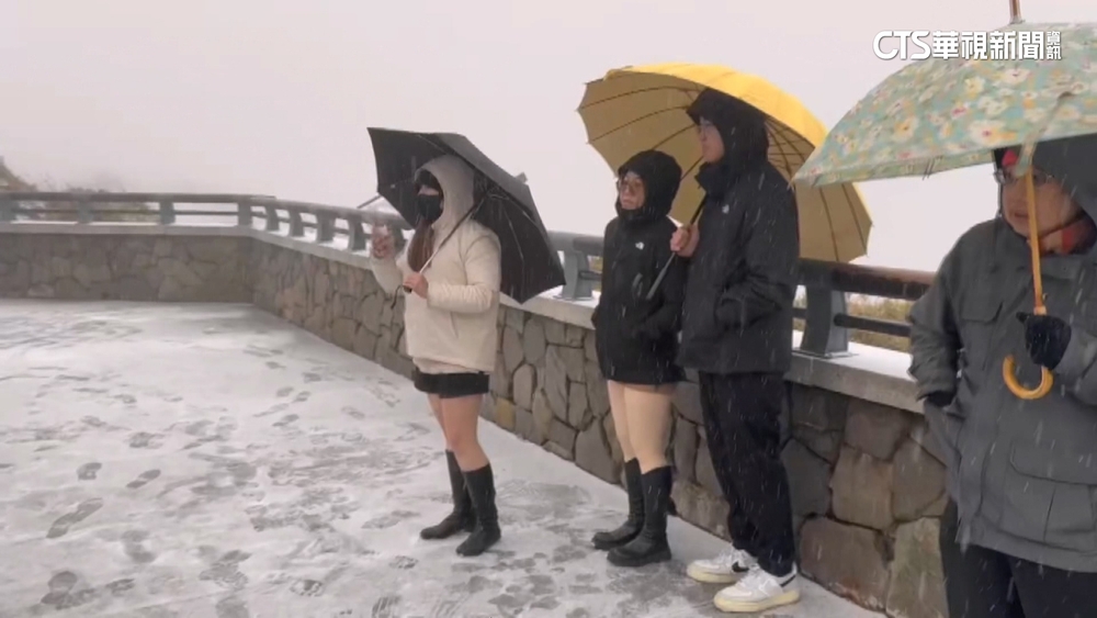 武嶺下冰霰！　追雪族嗨堆雪人　女拍照露腿不怕凍