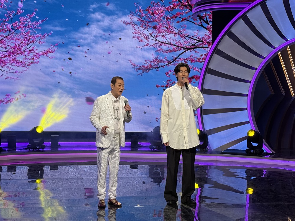 蔡小虎(左)與風田(右)台上大聊共同嗜好「柏青哥」