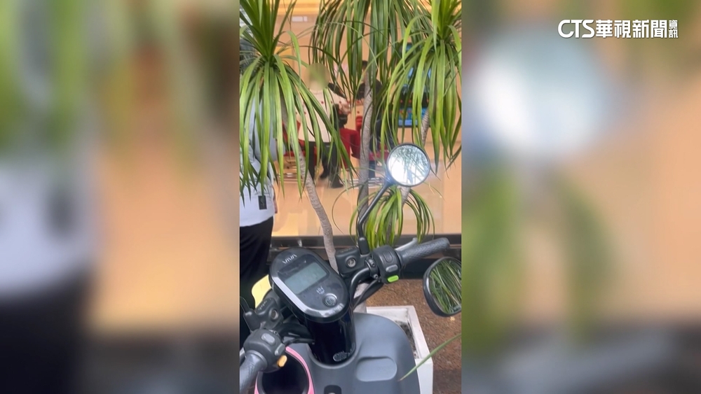 高雄婦理賠談不攏突亮利器　員工「反鎖」疏散人群