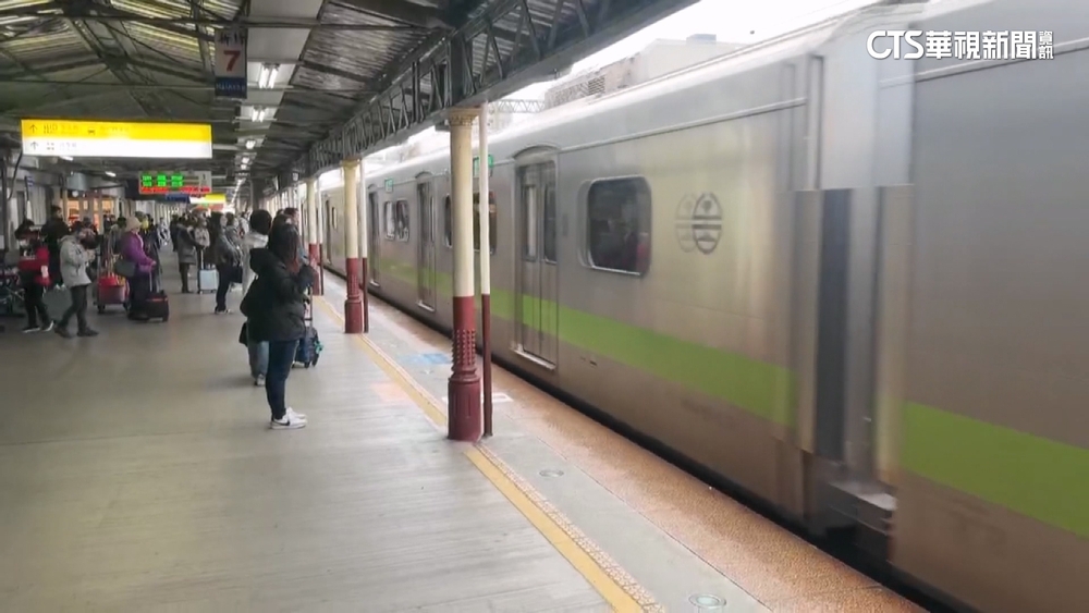 新竹-香山.六家站鳥巢影響.電車線沒電　雙向列車延誤