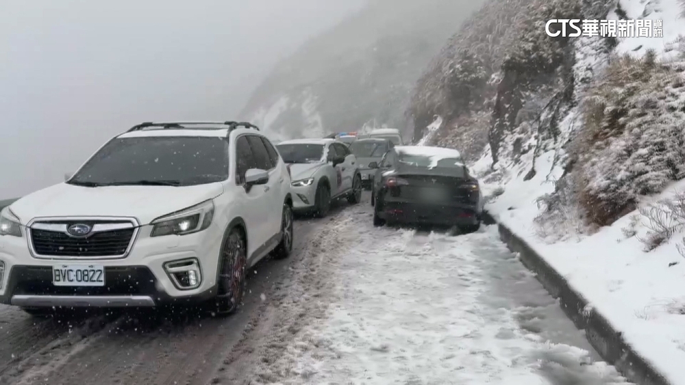 合歡山昆陽停車場車輛拋錨　擦撞事故釀大回堵