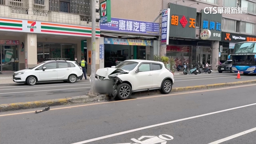 台南自撞分隔島！車頭凹陷鑲進電桿　女駕駛棄車逃