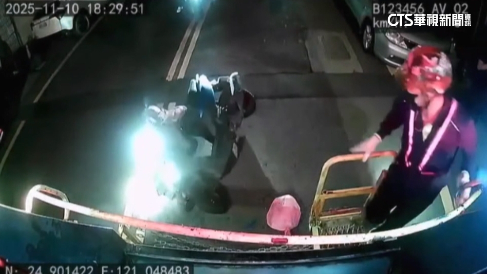 麥走！　機車伯追垃圾車自撞倒地　驚魂瞬間曝光
