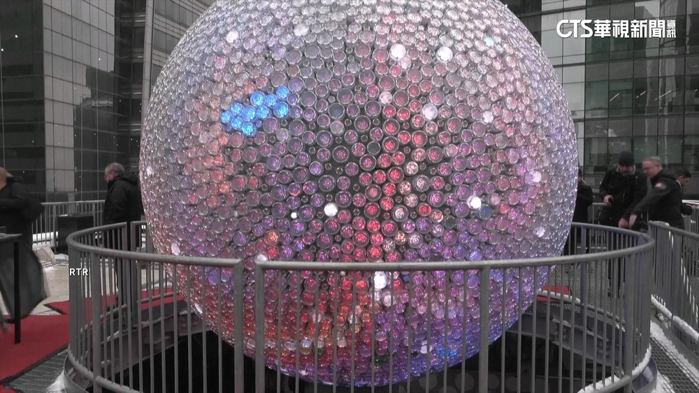 時代廣場水晶球完工　鑲嵌逾5千顆水晶迄今最大