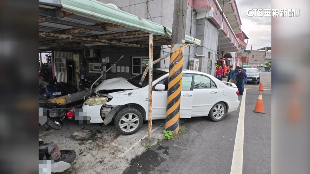 69歲駕駛恍神撞消防隊停車場　8機車1轎車毀損