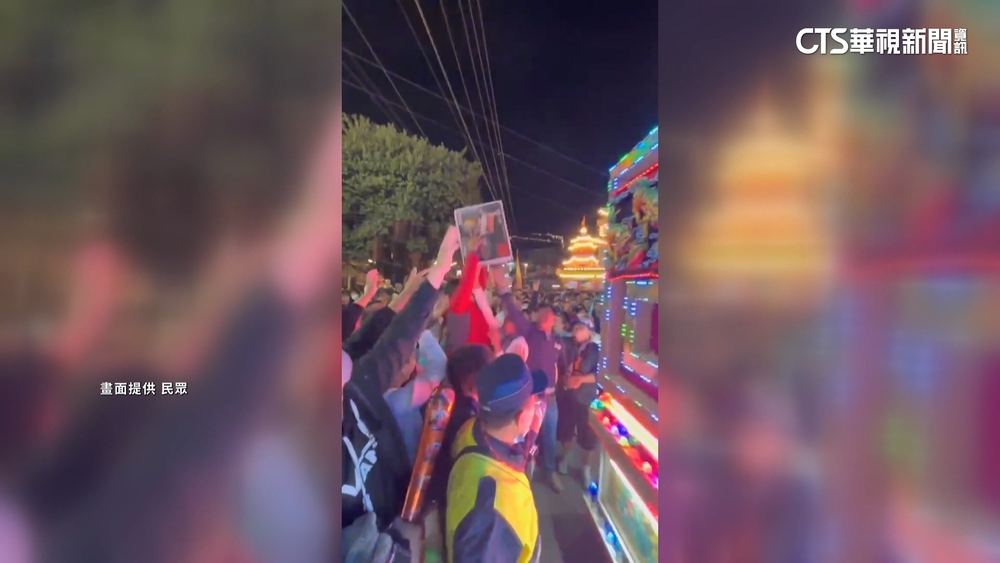 真人藝閣踩街「丟電視.美金」　大批信眾瘋搶結緣品