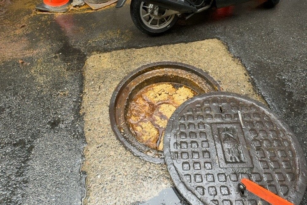 新北下水道排水堵塞主因「油脂堆積」　水利局：別將排水孔當垃圾桶！