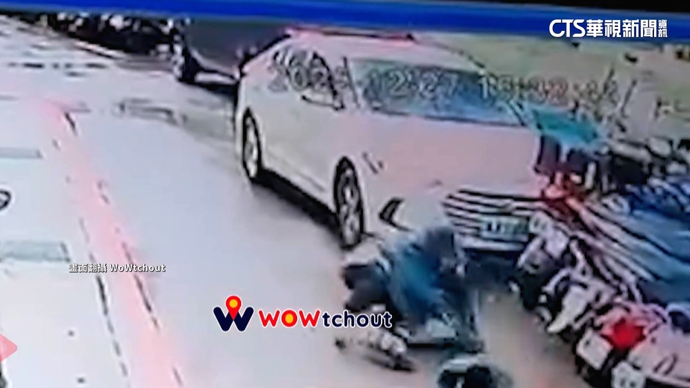 無照上路還毒駕！轎車巷內逆撞7機車　騎士無辜挨撞