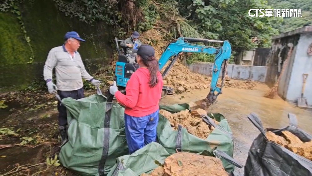 疑7.0強震加連日降雨影響　南方澳土石流灌民宅屋頂