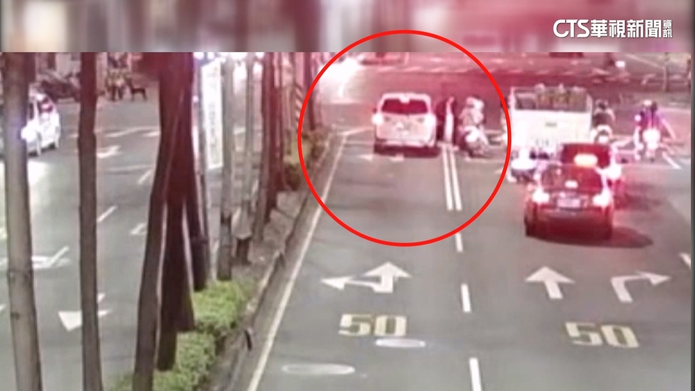 街頭全武行！　行人違規過馬路駕駛搖車窗怒斥爆糾紛