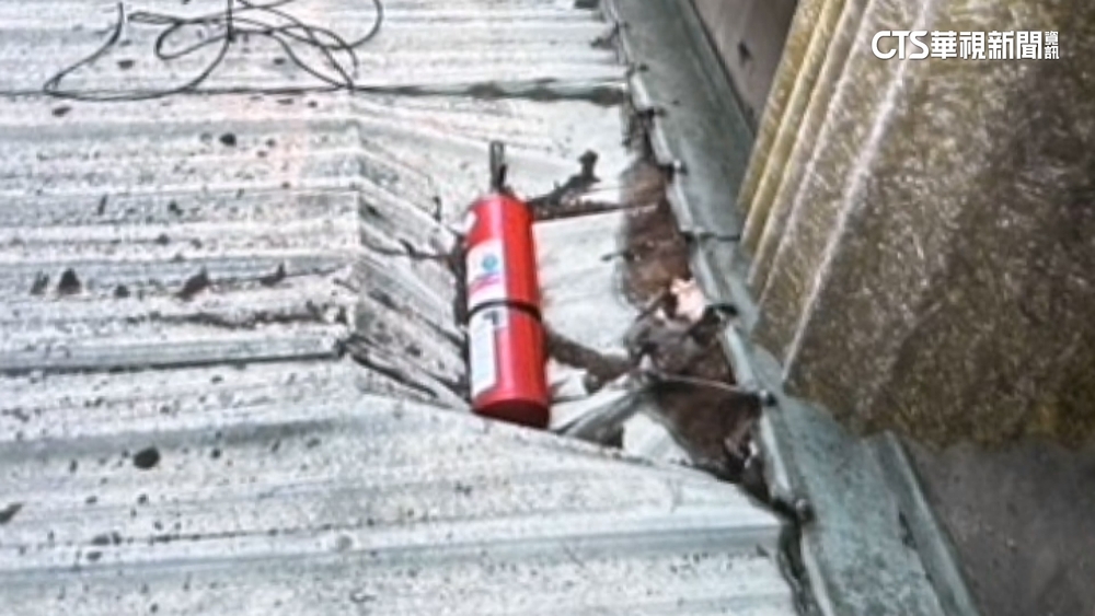 天降滅火器！砸凹車庫.遮陽板　住戶驚：愛車險被毀