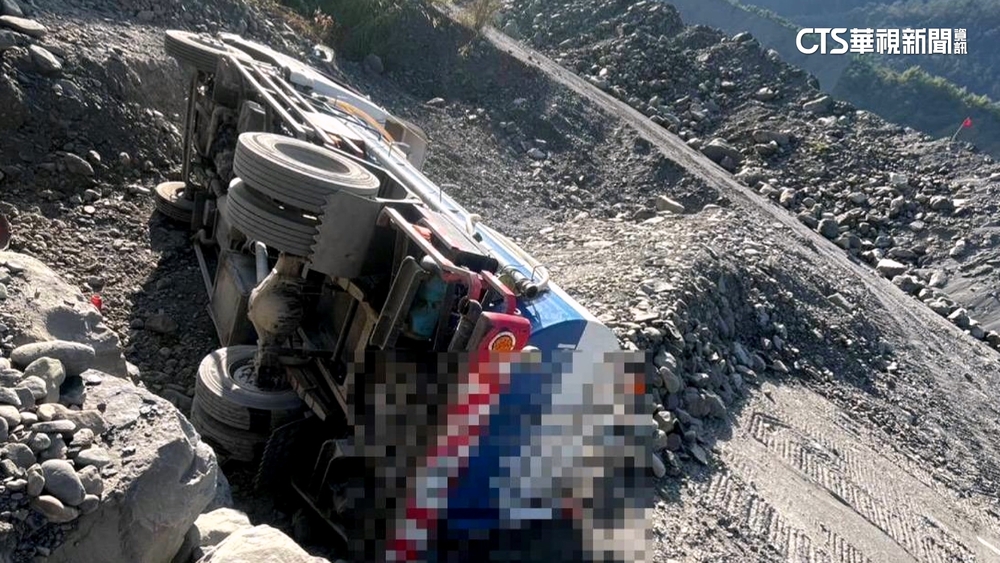 南橫灑水車不慎滑落邊坡！　民眾行經直擊嚇壞尖叫