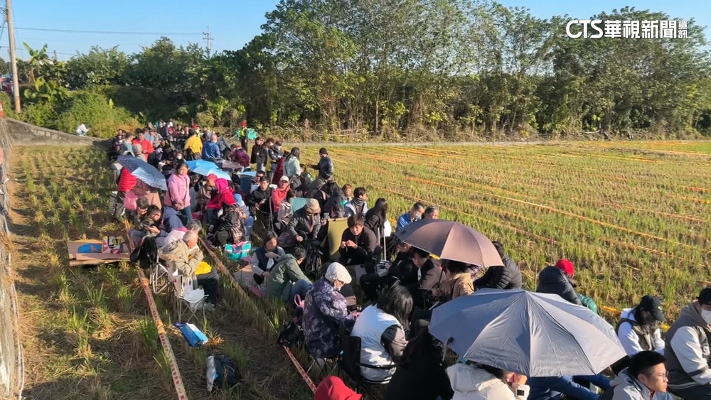 南投紫南宮元旦發馬年錢母　排隊人龍1公里