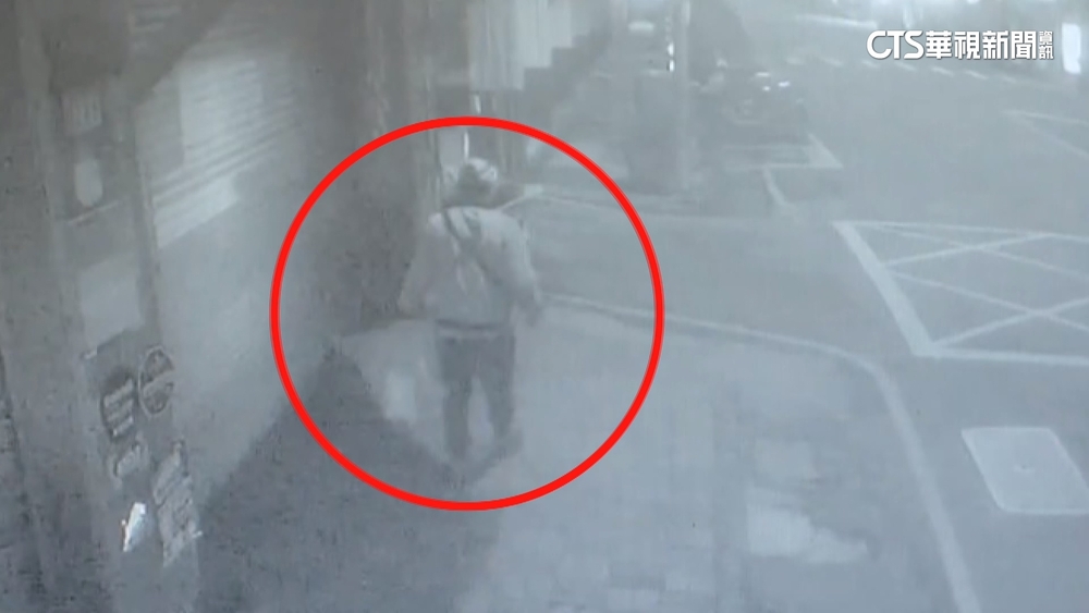 毒犯持木棍閒晃　「心情欠佳」竟隨機砸路邊機車