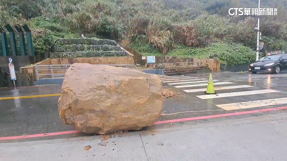 外木山湖海3K巨石掉落　車輛遭擦傷.幸無人受傷