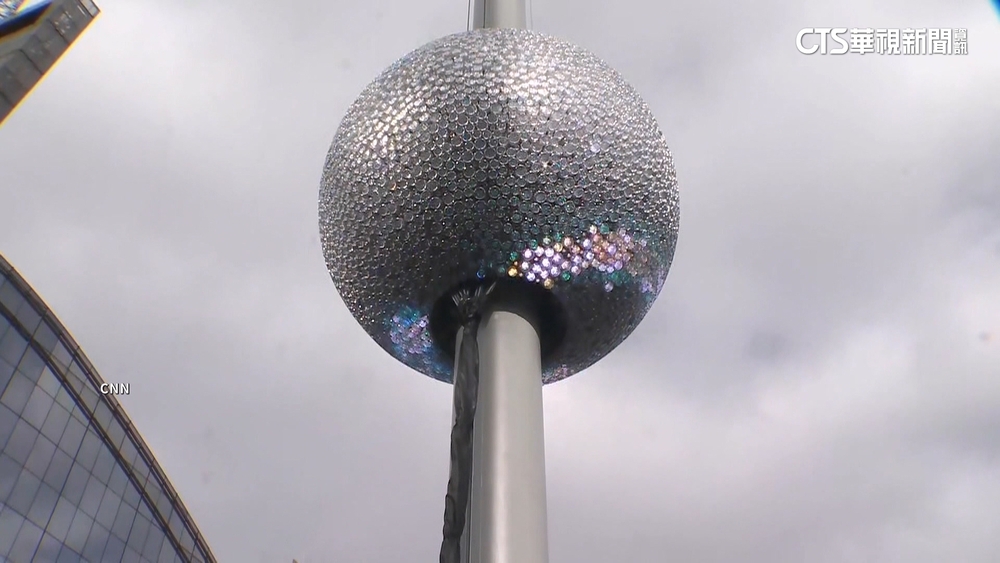 跨年倒數預備！　紐約時報廣場水晶燈亮相就位