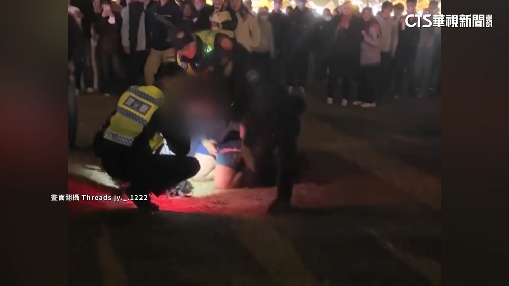 跨年夜「狀況頻傳」男坐地上不聽勸　被帶回警局