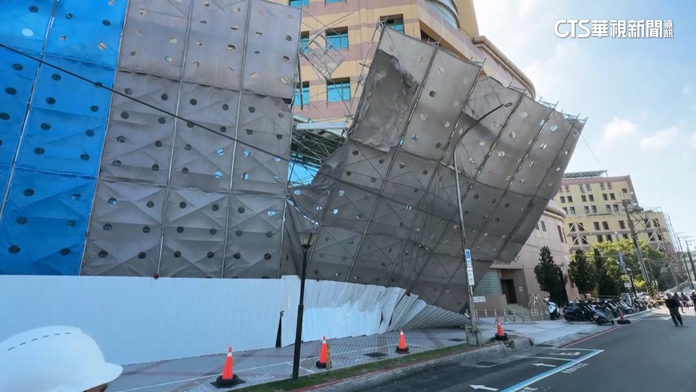 風太大！　台中榮總大片鷹架吹歪斜倒　險砸人行道