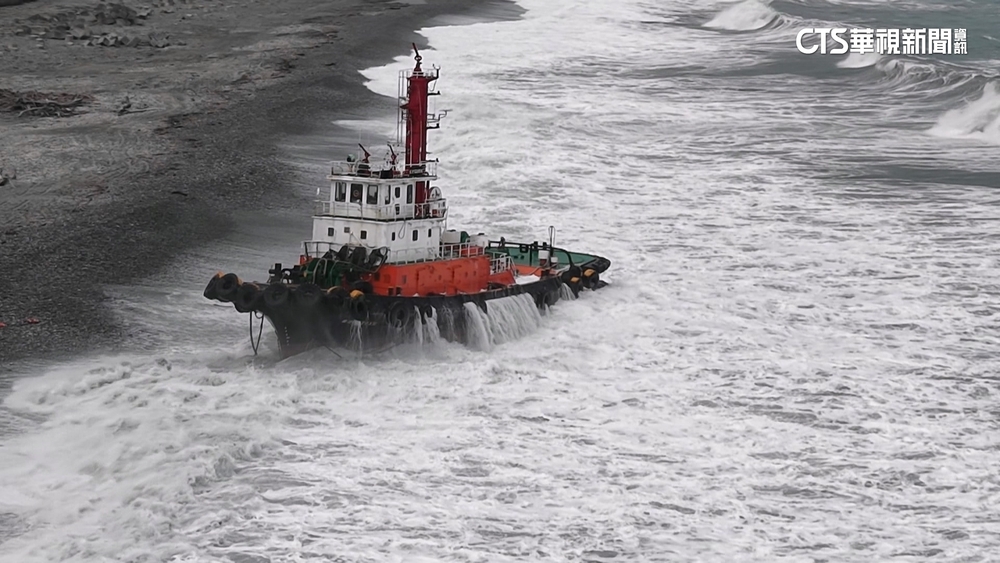 貨輪擱淺花蓮化仁海灘　拖船搶救也受困！1船員傷