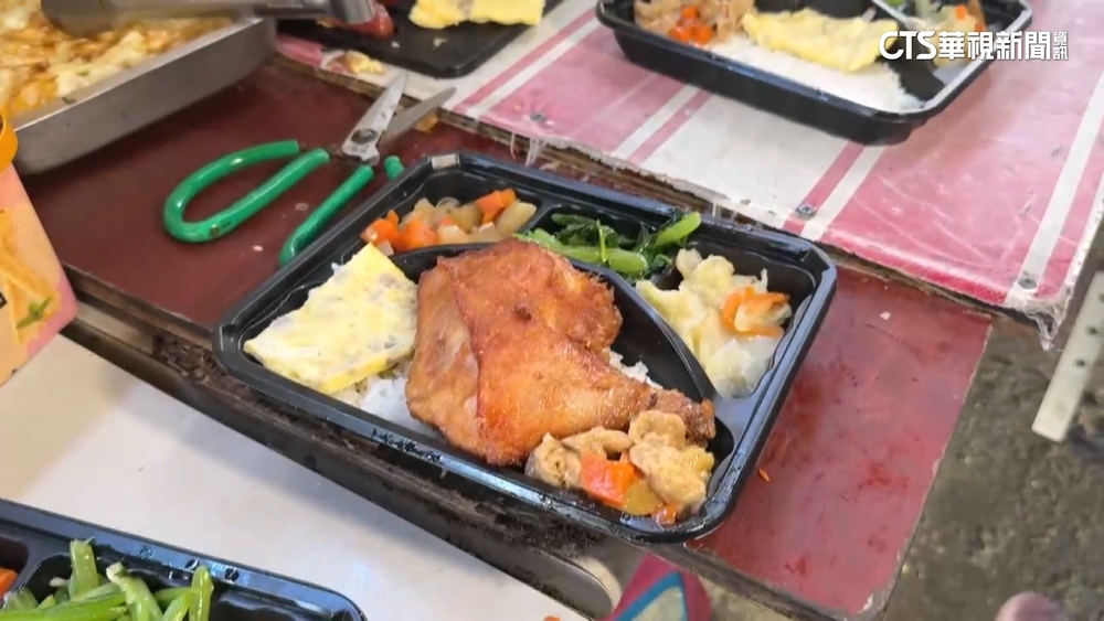 月底救星！　高雄65元大雞腿便當.佛心大份量炒麵大排長龍
