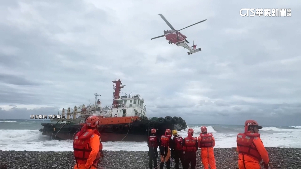 中鋼運通貨船花蓮擱淺　今晨將利用漲潮駛離或拖離